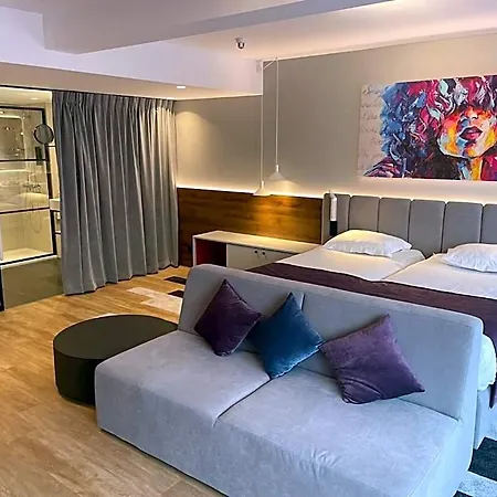 Ostend Hotel מלון 3*